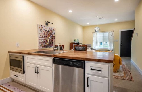 Downtown Casa | Sunshine Townhome 1BR/1.5BA 1 Block Downtown Bryan