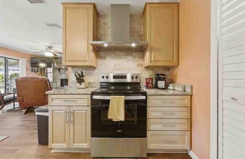 Weeki Wachee Gardens Casa | Charming 2-bedroom house in superb weeki wachee with WiFi, AC