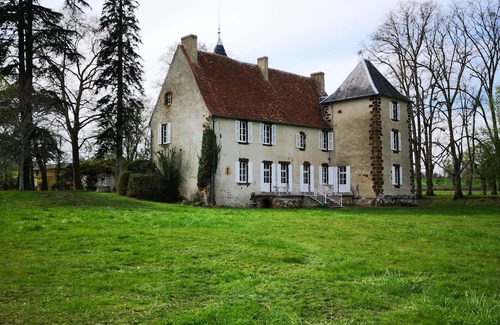 Chaillac Casa | A spacious setting surrounded by nature The castle and its cottage.