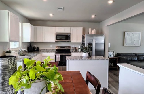 Northeast Raleigh Condominio | Cozy Newly Constructed Condo on a Corner Lot - Perfect for your next getaway