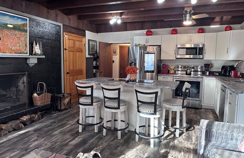 Cross Lanes Cabina | Rustic and restful 2-bedroom lake cabin in Cross Lanes with smart amenities.