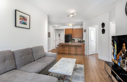 Fairview Condominio | Lavish 2BR/2Bath Condo Steps to Square One Mall