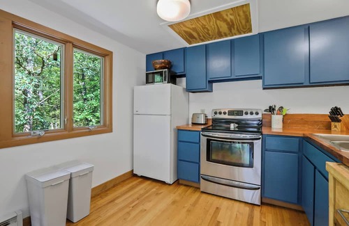 New Paltz Casa | 3-bedroom house bordering Mohonk preserve in New Paltz with WiFi, AC