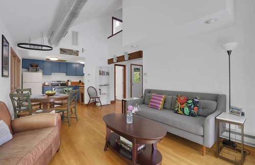 New Paltz Casa | 3-bedroom house bordering Mohonk preserve in New Paltz with WiFi, AC