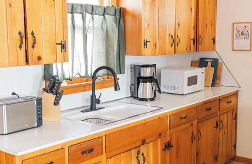 Bethlehem Village Cabaña | Lakefront Charming Cottage Retreat, Bethlehem CT