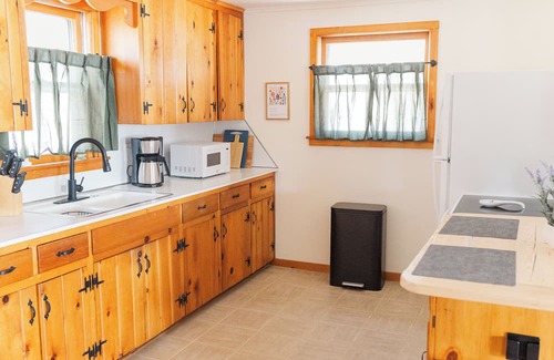 Bethlehem Village Cabaña | Lakefront Charming Cottage Retreat, Bethlehem CT