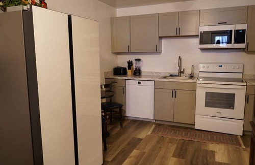 Memphis Cabaña | Cozy Guest Home with Multiple Beds, Get Away! Ideal location + Essentials.