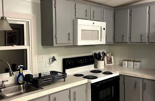 Highfield-Cascade Casa | Charming 2-bedroom mobile home with WiFi, AC in welcoming Highfield-Cascade