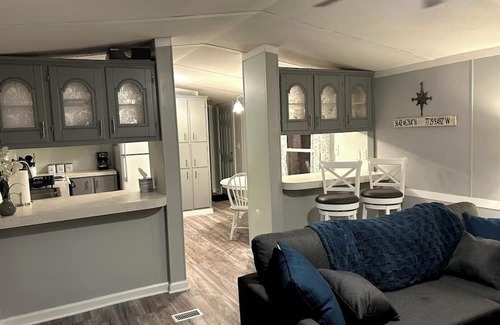 Highfield-Cascade Casa | Charming 2-bedroom mobile home with WiFi, AC in welcoming Highfield-Cascade
