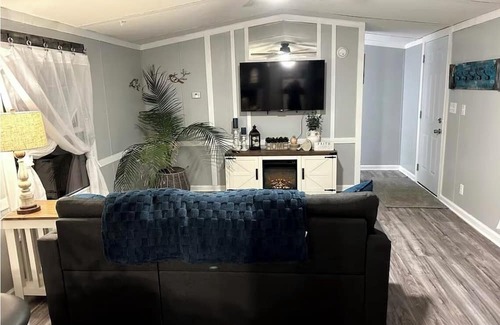 Highfield-Cascade Casa | Charming 2-bedroom mobile home with WiFi, AC in welcoming Highfield-Cascade