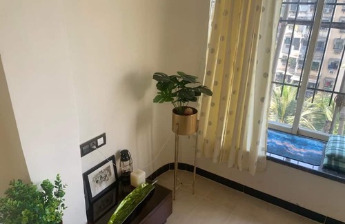 Andheri West Apartamento | Cozy Top-Floor Apartment with Sea Breeze