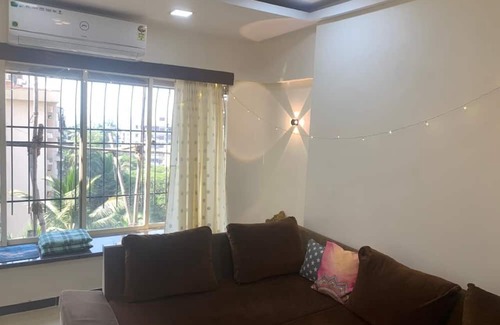 Andheri West Apartamento | Cozy Top-Floor Apartment with Sea Breeze