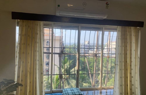 Andheri West Apartamento | Cozy Top-Floor Apartment with Sea Breeze