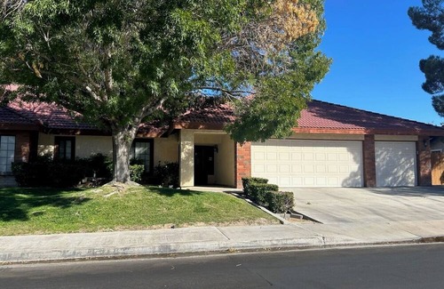 Ridgecrest Casa | Charming Large 3+ Bedroom 2.5 Bath Single Story House in Heritage Village.