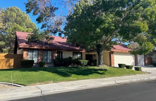 Ridgecrest Casa | Charming Large 3+ Bedroom 2.5 Bath Single Story House in Heritage Village.