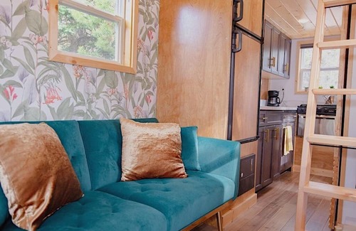 Donnelly Casa | The Evergreen Escape – A Stylish Tiny Haus Tucked in the Trees