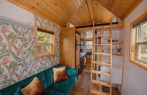 Donnelly Casa | The Evergreen Escape – A Stylish Tiny Haus Tucked in the Trees