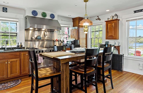 West Barnstable Otro | Gorgeous Old Farmhouse w/Spa Near Beach. Pet Friendly!