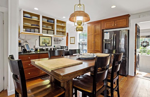 West Barnstable Otro | Gorgeous Old Farmhouse w/Spa Near Beach. Pet Friendly!