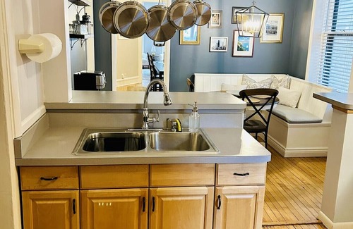 Lakeview Apartamento | Mid-Century Modern 2 BD APT | Walk to Wrigley