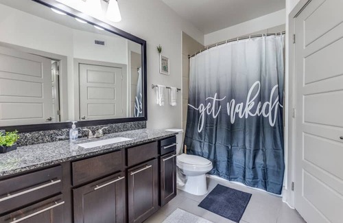 Washington Ave./ Memorial Park Apartamento | Modern Apartment with WiFi, pool and fitness room in vibrant Houston
