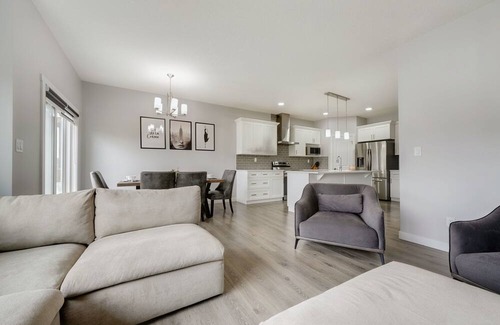 West Edmonton Casa | Luxurious West End Escape close to River cree casino and WEM