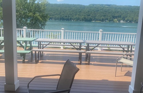 Dundee Casa | Spacious 5-bedroom lake house with gorgeous views of the la