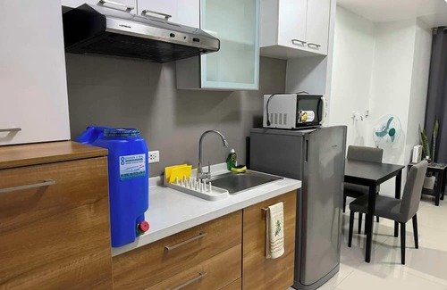 Kapitolyo Condominio | Cozy Studio in Mandaluyong with Modern Amenities, Free Pool & Gym Access.