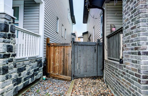 Northwest Edmonton Casa | Charming 2-bedroom house with WiFi, fitness room in nice Edmonton