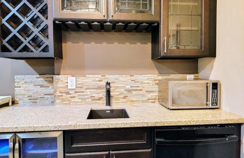 Northwest Edmonton Casa | Charming 2-bedroom house with WiFi, fitness room in nice Edmonton