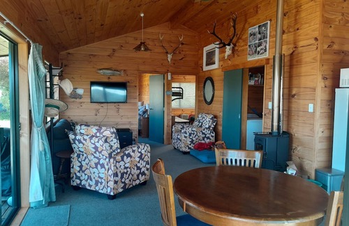 Pokura Pa Casa | The 8 Point Inn , water views quiet pet friendly cottage
