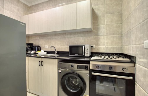 New Cairo Apartamento | Charming Sunlit 2BR Apartment Near AUC with Prime Amenities