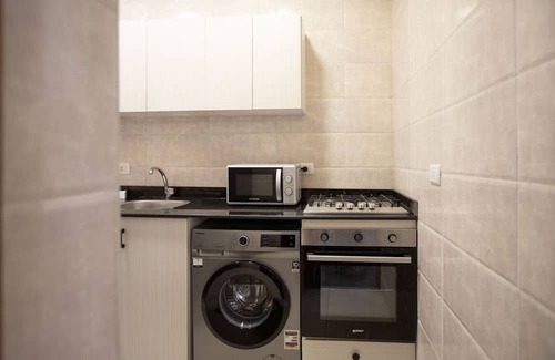 New Cairo Apartamento | Charming Sunlit 2BR Apartment Near AUC with Prime Amenities