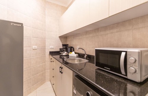 New Cairo Apartamento | Charming Sunlit 2BR Apartment Near AUC with Prime Amenities