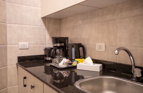 New Cairo Apartamento | Charming Sunlit 2BR Apartment Near AUC with Prime Amenities