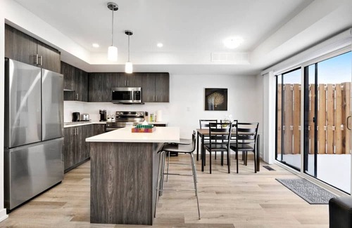 Welland Casa | Family Friendly Canal Front 3BR with BBQ and Sleeps 8 guests