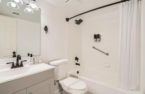 Tucson Apartamento | Tucson Great: 2BR Condo with Pool & Mountain Scene