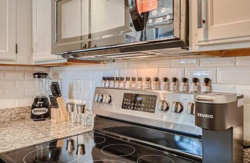 Tucson Apartamento | Tucson Great: 2BR Condo with Pool & Mountain Scene