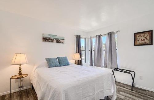 Tucson Apartamento | Tucson Great: 2BR Condo with Pool & Mountain Scene