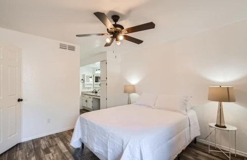 Tucson Apartamento | Tucson Great: 2BR Condo with Pool & Mountain Scene