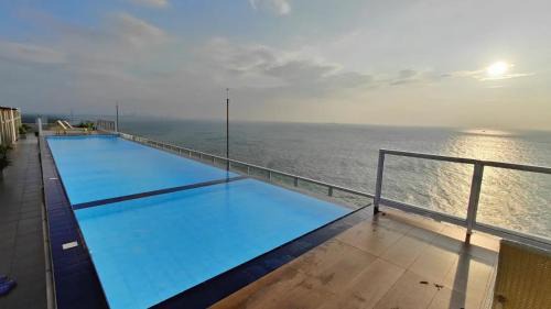 Uswetakeiyawa Apartamento | Oceanview Apartment in Wattala, Gorgeous sunset view of the West coast