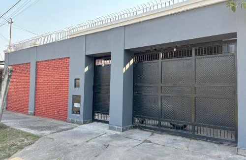 Tucumán Casa | Casa a 5 minutos de Y Buena, tres dormitorios, living comedor, cocina, pileta, cochera para dos autos con portón automático
