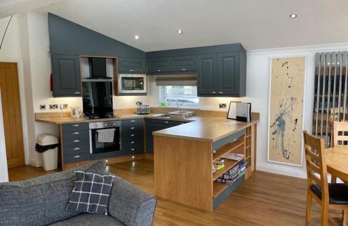 Holton Le Clay Casa | Luxury Lakeside Lodge 2