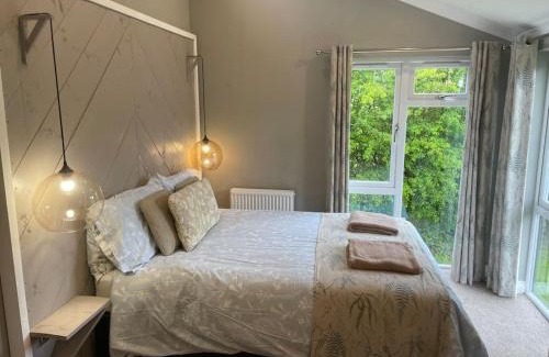 Holton Le Clay Casa | Luxury Lakeside Lodge 2