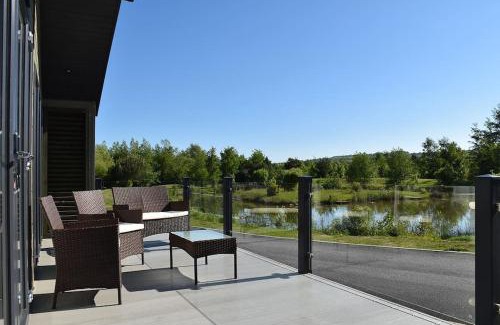 Holton Le Clay Casa | Luxury Lakeside Lodge 2