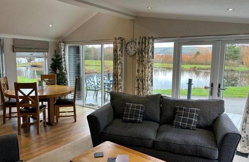 Holton Le Clay Casa | Luxury Lakeside Lodge 6
