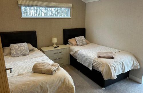 Holton Le Clay Casa | Luxury Lakeside Lodge 6