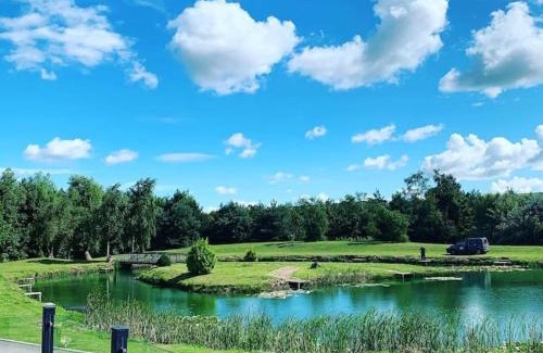 Holton Le Clay Casa | Luxury Lakeside Lodge 7
