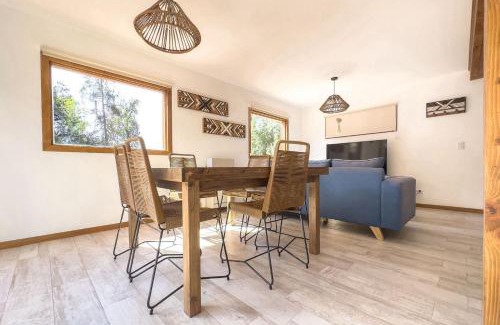 Angostura Casa | Cabaña en centro de Villa La Angostura para 6 personas con parrilla y estacionamiento en Alquiler temporario