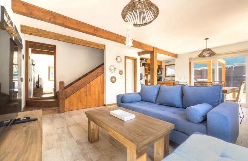 Angostura Casa | Cabaña en centro de Villa La Angostura para 6 personas con parrilla y estacionamiento en Alquiler temporario